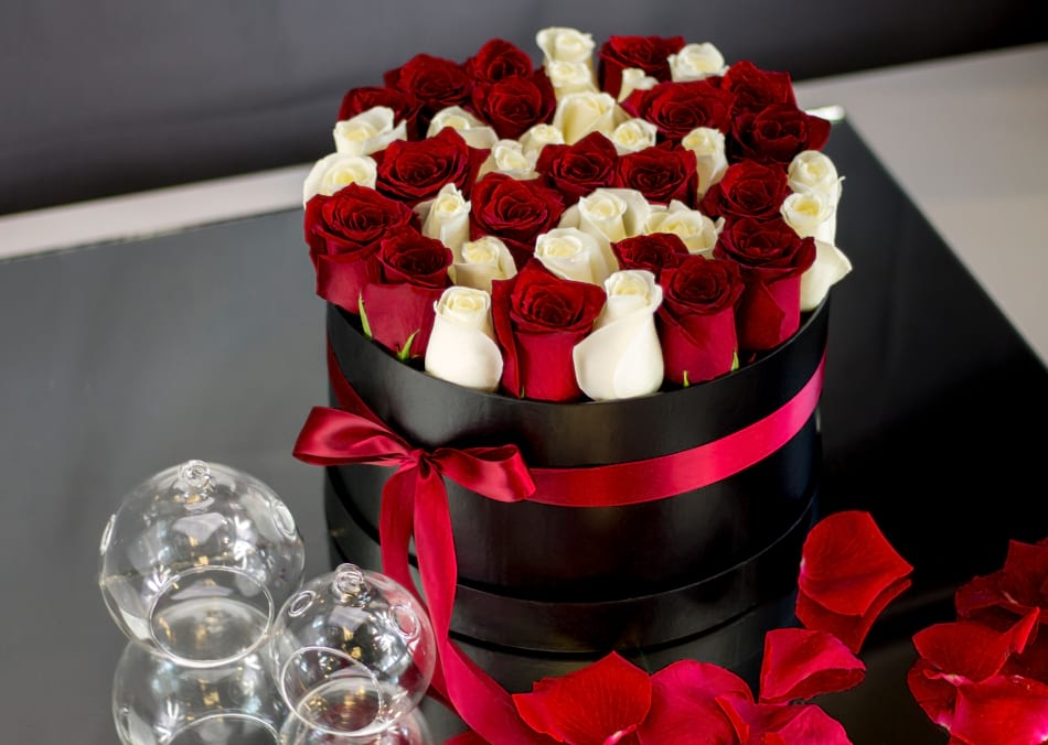 Red And White Roses Design In A Round Box