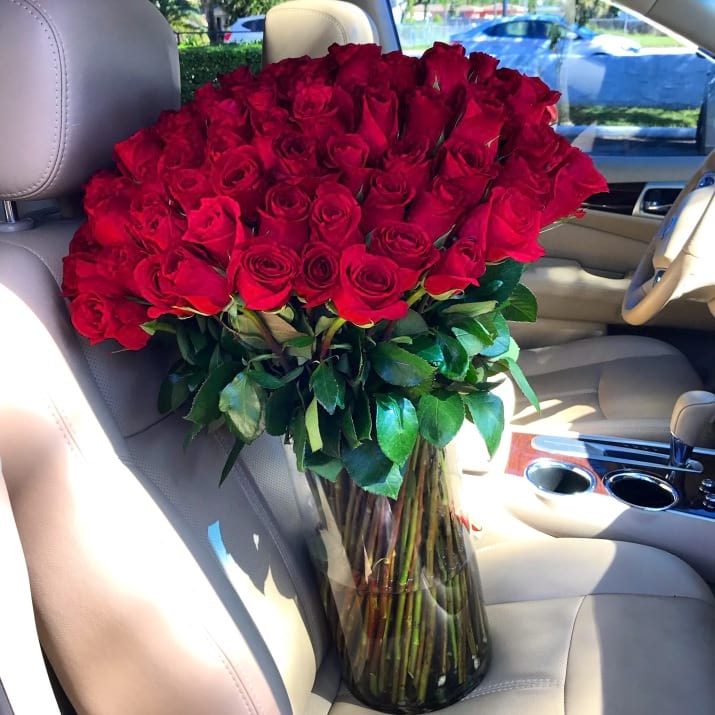 100 Long Stem Roses In A Vase